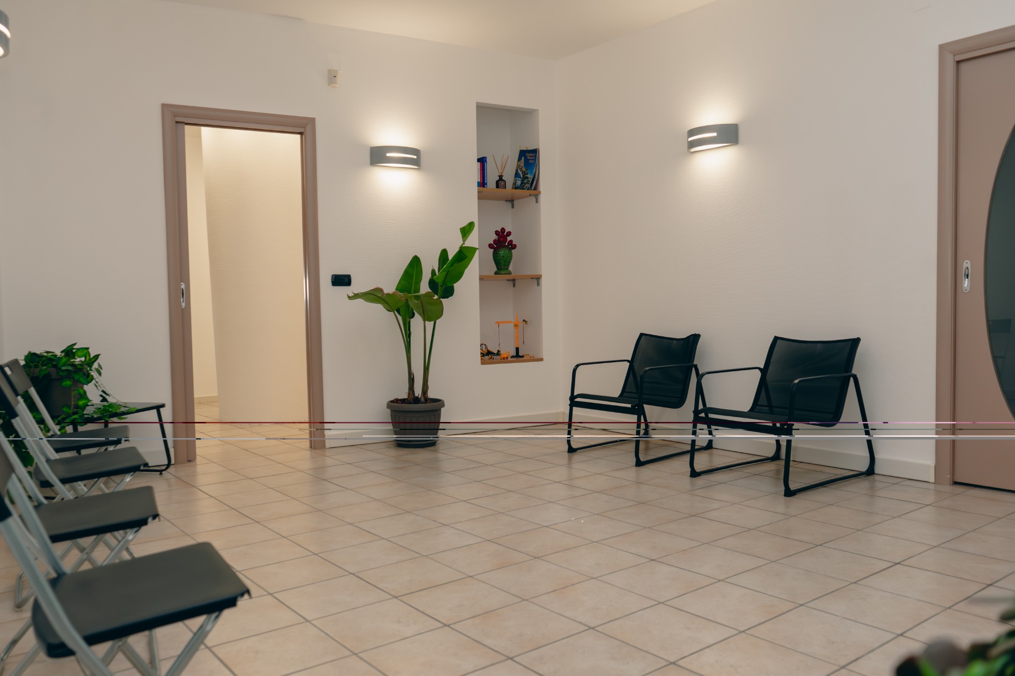 Ambienti interni con sedute e piante